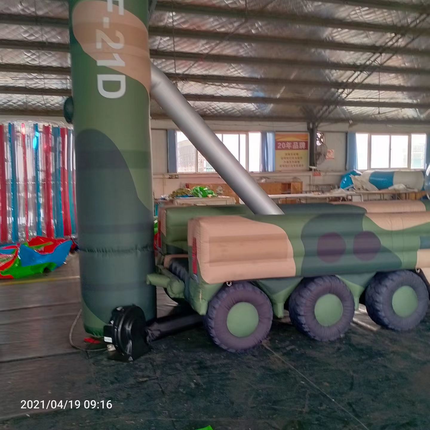 工农军事演习中的充气目标车辆：模拟发射车雷达车坦克飞机